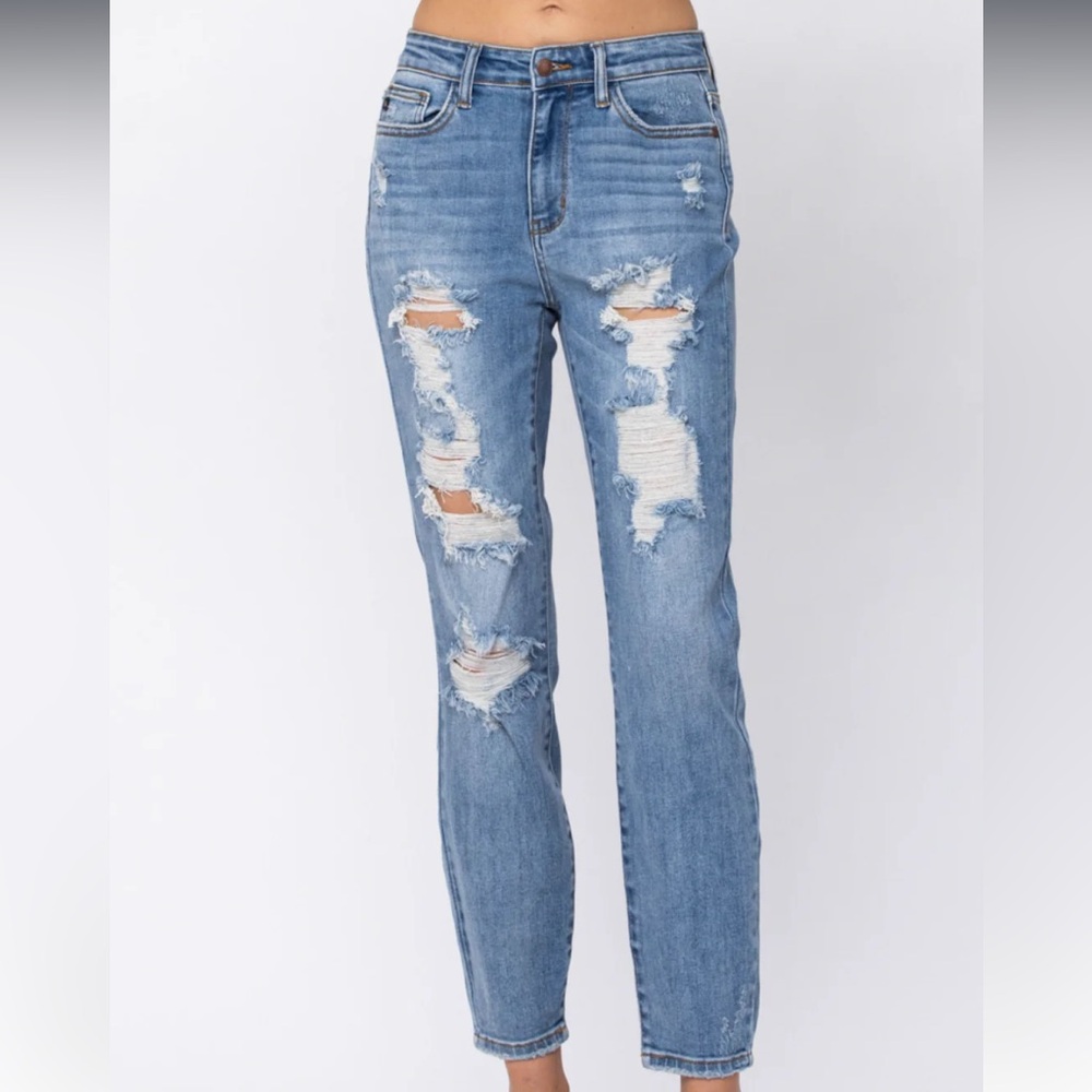 Judy Blue Destroyed Light Wash Boyfriend Jeans 13/31

27.5" inseam
10.5" rise